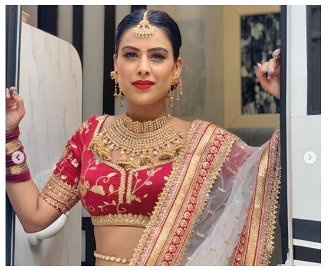 Nia Sharma Photos : वेस्टर्न ही नहीं ट्रेडिशनल ड्रेस में भी बला की खूबसूरत लगती हैं निया शर्मा